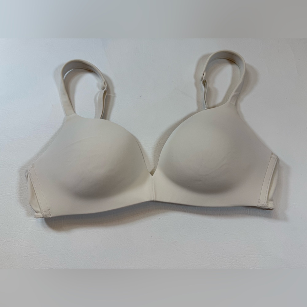Cacique white bra 34B adjustable straps eyelit closure (bin D)